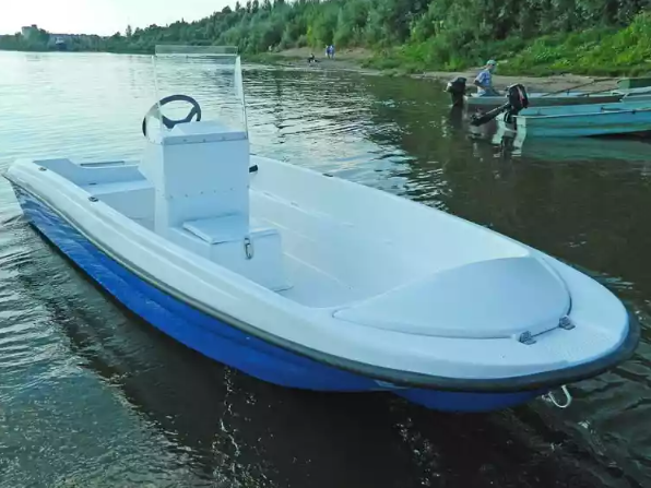 Стеклопластиковая лодка Пингвин с консолью (тримаран) в Костроме