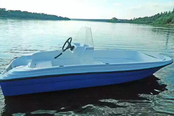Стеклопластиковая лодка Пингвин с консолью (тримаран) в Костроме