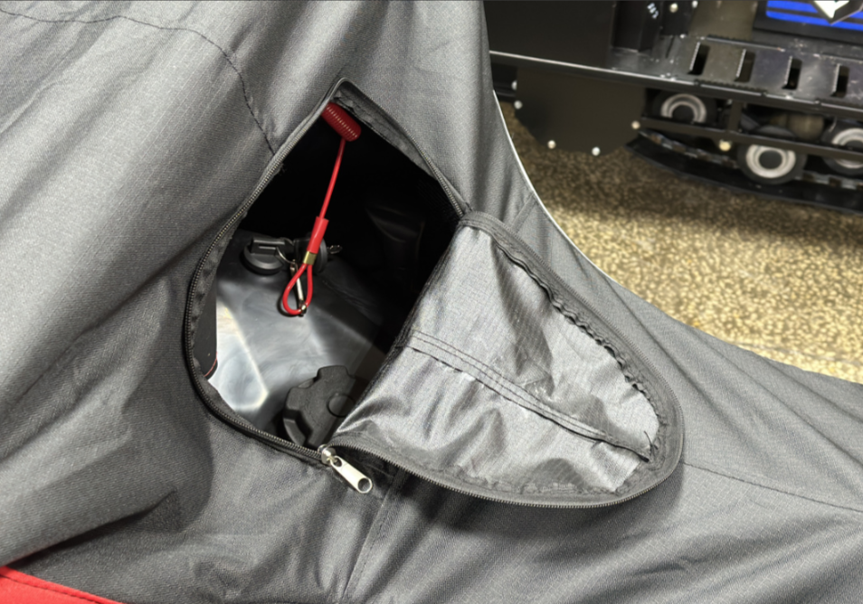 Чехол транспорт. снегохода IKUDZO HUNTER черно-красный Оксфорд ПРЕМИУМ качества с лого IKUDZO в Костроме