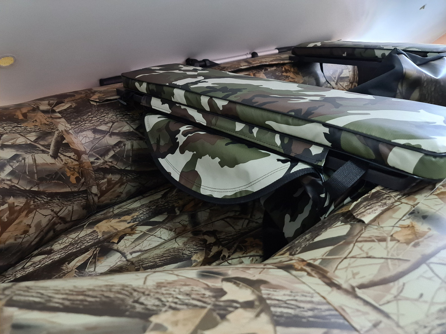 КОМПЛЕКТ МЯГКИХ НАКЛАДОК С СУМКОЙ ДЛЯ ЛОДОК 105Х20 КАМУФЛЯЖ в Костроме